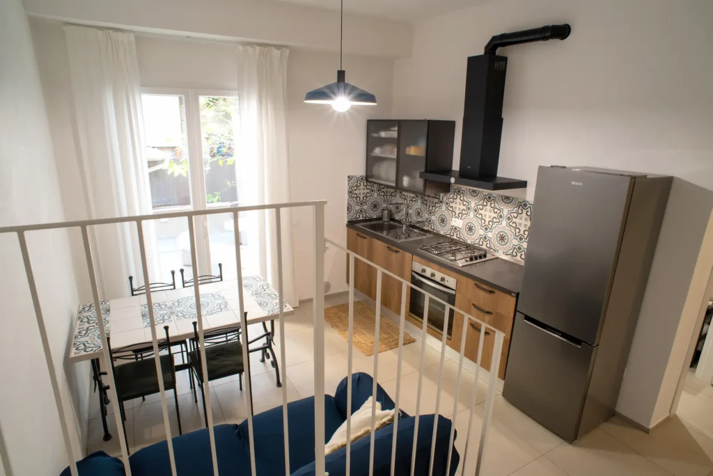 Cucina completamente attrezzata con accesso al terrazzo privato della Suite del B&B Fontanella 32 a Porto Sant'Elpidio.